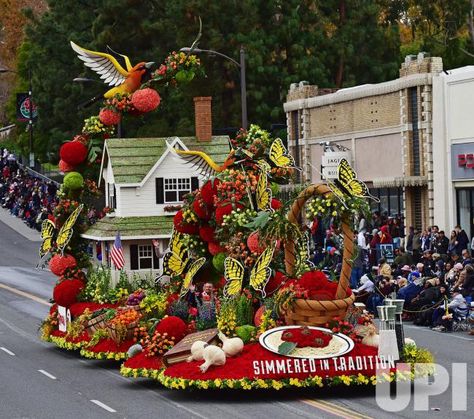 The 128th Rose Parade in Pasadena, California: RAGU Pasta Sauce float 'Simmered in Tradition', winner of the National Trophy, makes its way… Ragu Pasta Sauce, Ragu Pasta, Rose Bowl Parade, Tournament Of Roses Parade, Parade Ideas, Holiday Car, Cars Art, Rose Parade, Flower Garden Design