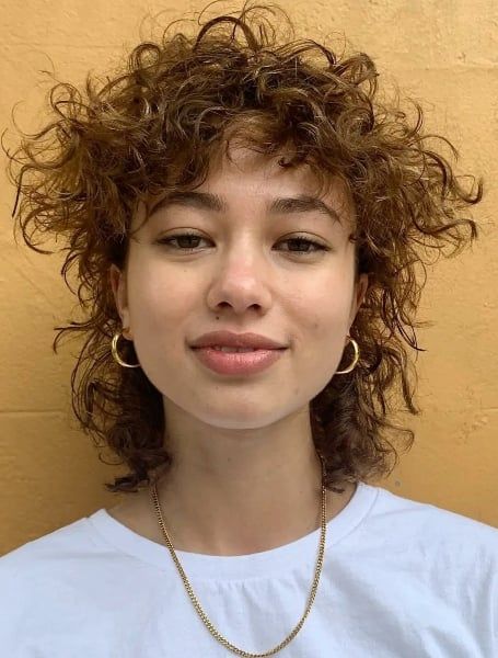 Mullet Haircut Woman, Mullet Haircuts, Mullet Hairstyles, Professional Haircut, Natural Curly Hair Cuts, Instagram Hairstyles, Mullet Haircut, Modern Mullet, Curly Mullet