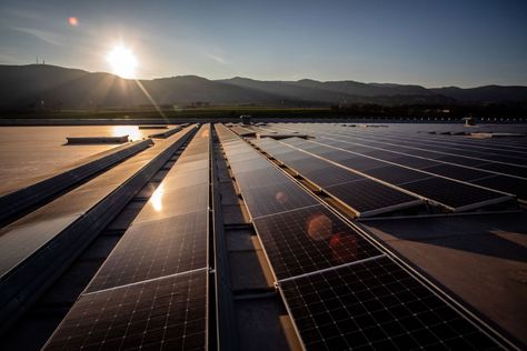 Spain launched an auction for 3.3 gigawatts of new wind and solar farms Solar Energy Facts, Solar Energy Kits, Renewable Energy Projects, Solar Thermal, Solar Farm, Solar Companies, Best Solar Panels, Passive Solar, Solar Electric