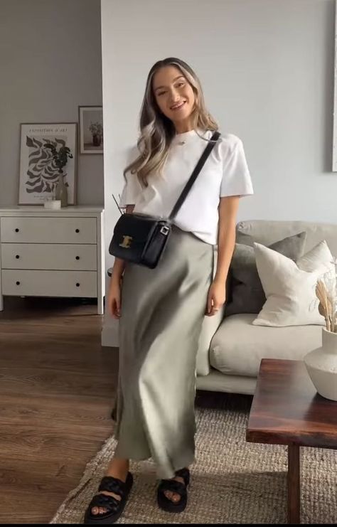 Europe Outfits, Winter Inspo, בר מצווה, Satin Midi Skirt, Satin Skirt, Looks Style, Looks Vintage, Spring Summer Outfits, Outfits Casuales