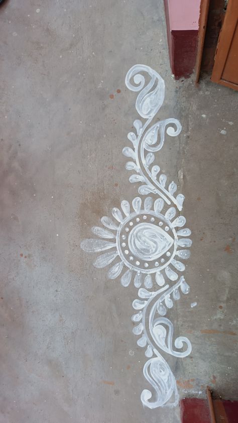 Jhuti Designs Simple, Kolka Alpona Design, Alpona Simple Design, Lokkhi Pujo Alpona, Alpona Rangoli Design, Wall Alpona Design, Rangoli Designs Paint, Saraswati Puja Alpona Design, Alpana Rangoli Design