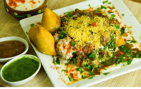 samosa_chaat5 Chats Recipe, Cottagecore Food, Samosa Chaat, Jain Recipes, Indian Recipes Authentic, Vegetarian Fast Food, Chaat Recipe, Filling Food, Street Foods