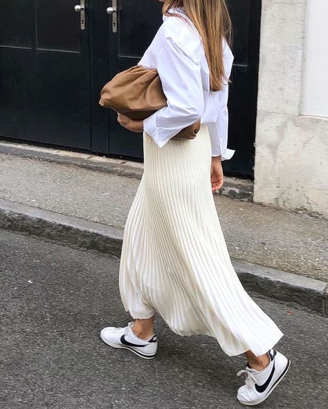 Nordic Style Report on Instagram: “More white 😄✌🏼| @llunabe” Minimalist Moda, Minimalistic Outfits, Outfits For Summer, White Minimal, Rock Outfit, Looks Party, Minimal Outfit, Looks Street Style, Street Style Summer