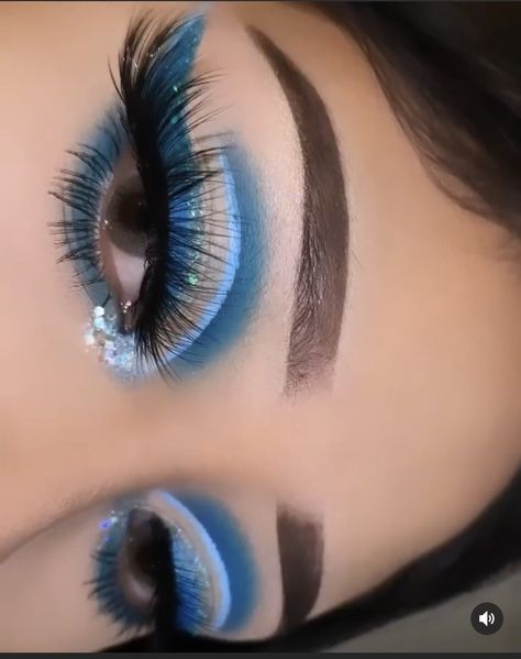 Blue Dramatic Eye Makeup, Cute Blue Eyeshadow Looks, Hard Eyeshadow Looks, Blue Birthday Makeup, Quinceanera Makeup Blue, Royal Blue Eyeshadow Looks, Make Up Azul, Cute Eyeshadow Ideas, Royal Blue Makeup Looks