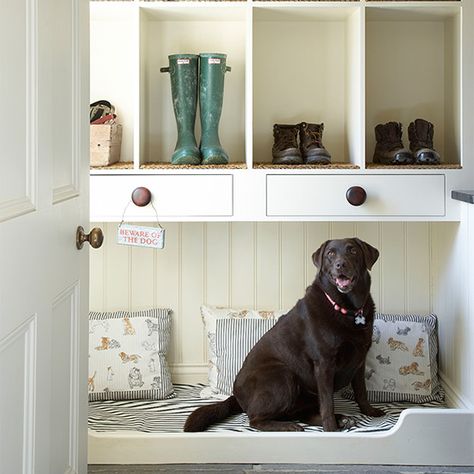 Design yourself a well-organised boot room with plenty of practical storage to act as a stylish transitional space for just-out-of-the-rain coats and muddy wellies Mudroom Shelves, Built In Dog Bed, Doggie Beds, Entry Nook, Garage Entryway, Mudroom Lockers, Cama Pet, Pet Spaces, Entry Hallway