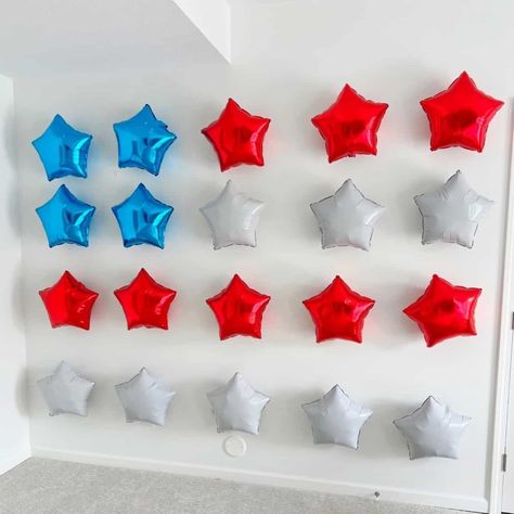 Make this patriotic backdrop display using foil star balloons and painters tape to attach them to the wall. Star Balloon Backdrop, July 4th Backdrop, Easy Party Backdrop, Patriotic Backdrop, Star Balloons, 5 Balloons, Wall Flag, Easy Parties, Red Foil