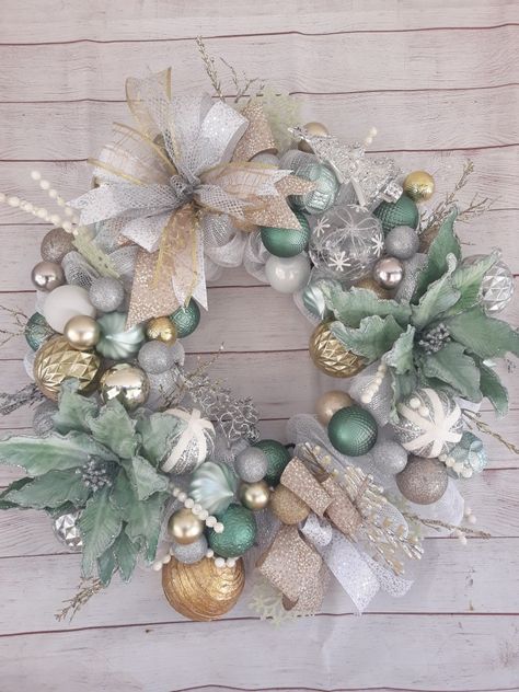 Mint And Gold Christmas Tree, Green And Tan Christmas Decor, Sage Green And White Christmas Decor, Light Green Christmas Decor, Mint Christmas Tree Decorations, Mint Green Christmas Decor, Mint Green Christmas Tree Decorations, Diy Pearl Ornaments, Silver Wreath Christmas