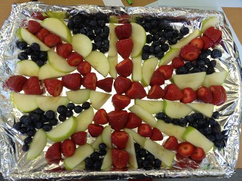 Build and eat a Union Jack Countries And Flags, Class Activities, Union Jack, Kindergarten Activities, Fruit Salad, England, Salad, Fruit