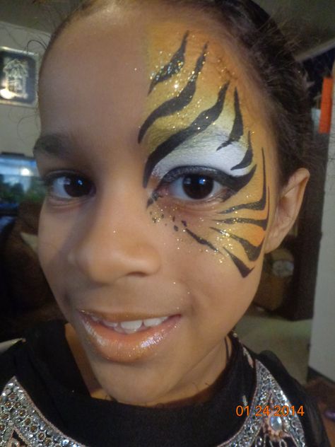 Half Tiger eye face paint Simple Tiger Face Paint, Lion Face Paint Easy, Tiger Face Paint Easy, Tiger Face Paint, Lion Face Paint, Carnaval Make-up, Tiger Makeup, Eye Face Painting, Bodysuit Tattoos