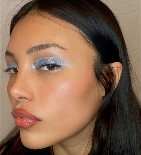 Blue Shadow Makeup, Aquarius Beauty, Blue Eyeshadow Aesthetic, Medium Olive Skin, Blue Eye Shadow, Going Out Makeup, Cute Makeup Looks, Blue Eyeshadow, Eye Makeup Art