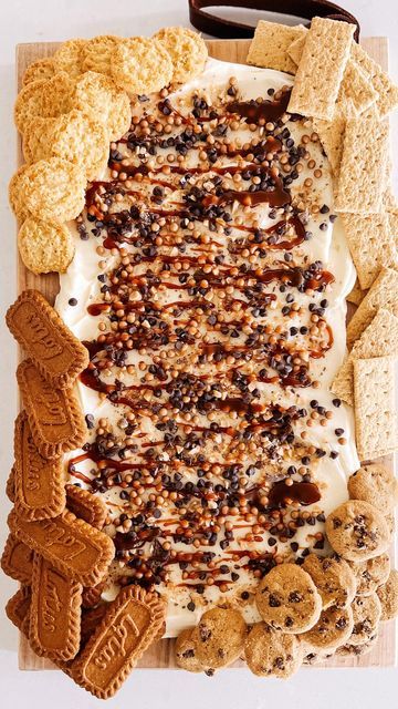 Butter Board Dessert, Frosting Dessert Board, Butter Tray Ideas, Buttercream Charcuterie Boards, Cookie Grazing Board, Cookie Dip Charcuterie Board, Butter Board Ideas Sweet, Buttercream Frosting Charcuterie Board, Cookie Butter Board