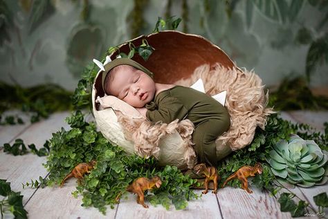 16 Movie-inspired newborn photoshoot ideas - If you're looking for some truly unique and memorable newborn photos, why not take inspiration from your favorite movies? Award-winning photographer Stephany Ficut from the Dallas Forth Worth area has come up with some brilliant movie-inspired newborn photoshoot ideas that are sure to make your little one's photos stand out.#movieinspiredphotoshoot #newbornphotography #newbornphotographyprops Newborn Photoshoot Ideas, Studio Baby Photography, Baby Photography Poses, Baby Family Pictures, Baby Movie, Studio Newborn, Child Photography, Newborn Props, Newborn Baby Photography