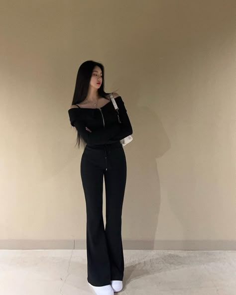 Korean Off Shoulder Outfit, Black Stylish Outfits, Off Shoulder Outfit, Semi Formal Outfits For Women, Shoulder Outfit, Ootd Korean Style, Ootd Korean, Korean Fits, Winter Fashion Outfits Casual