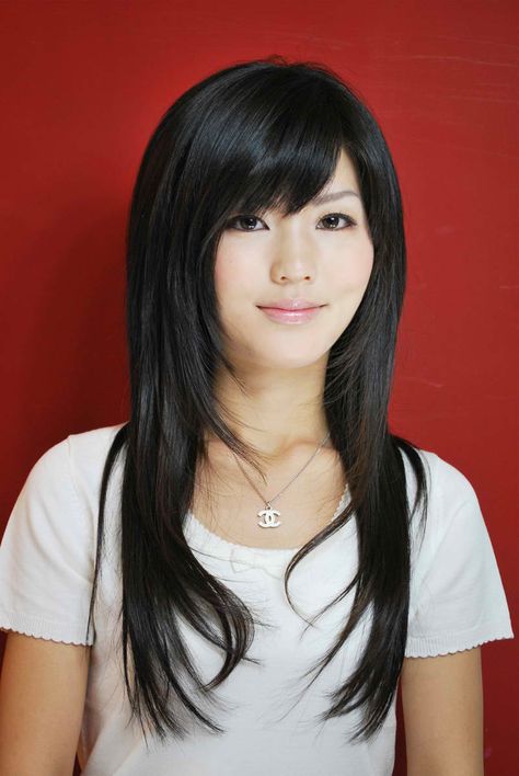 Bangs On A Oval Face, Asymmetrical Bangs Long Hair, Japanese 2000s Hairstyles, Side Part Wolfcut, Long Hair With Bangs Sideswept, Wolfcut With Side Bangs, 2000s Japanese Haircut, Side Bangs Layers, Hairstyles For Side Part