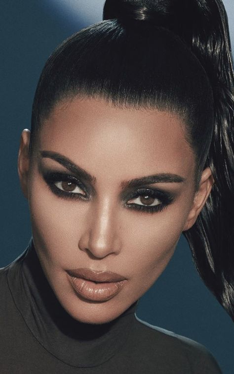 Kkw Beauty Photoshoot, Kim Kardashian Photoshoot, Kim Kardashian Makeup Looks, Kimberly Kardashian, Vogue Shoot, Kim Kardashian Family, Estilo Kim Kardashian, Kardashian Makeup, Kim Kardashian Makeup