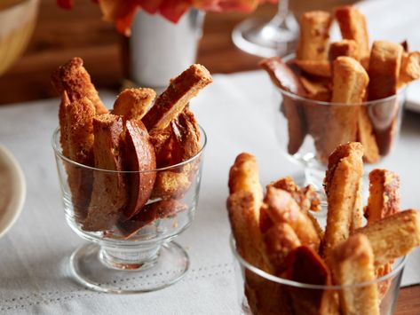 Celebrate food scraps with these crunchy breadsticks made from dressed-up bread crusts left over from your stuffing prep. Snack on them while you finish your holiday checklist or serve them to your guests as a pre-dinner nibble. Recipes With Old Bread, Stale Bread Recipes, Italian Bread Salad, Bread Crust, Chocolate Bread Pudding, Bread Sticks Recipe, Bread Sticks, Leftover Bread, Bread Salad