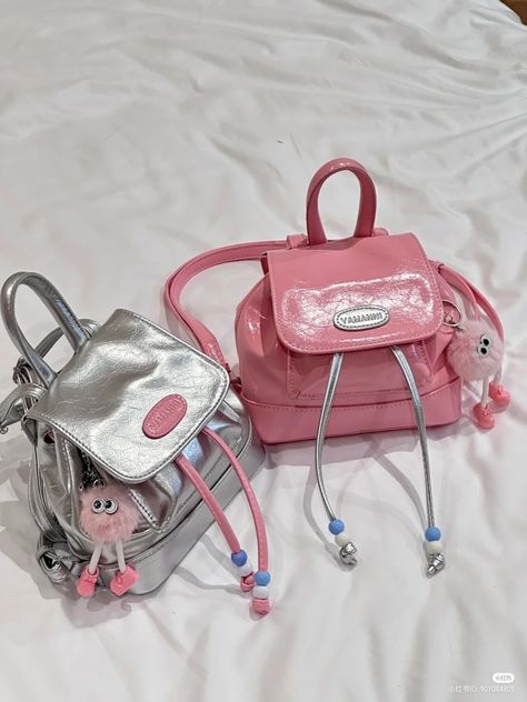 Serba Pink, What's In My Purse, Cute School Bags, Cute Mini Backpacks, Aesthetic Backpack, Aesthetic Bags, Girly Bags, Cute School Supplies, Cute Backpacks