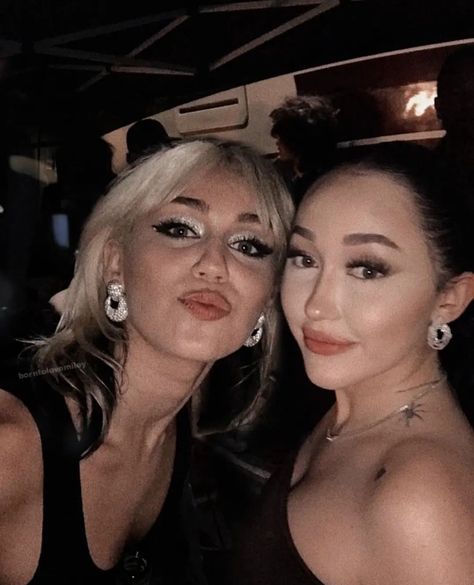 Miley Cyrus Selfie, Miley Cyrus Hair, Noah Cyrus, Long Locks, Hannah Montana, Fashion Aesthetics, Miley Cyrus, Makeup Inspiration, Celebrity Style