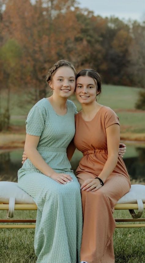 Modest Dress Pattern Ideas, Modest Farm Dresses, Confirmation Photoshoot, Mennonite Bridesmaid Dresses, Cottagecore Prairie Dress For Gatherings, Mennonite Maternity Dress Ideas, Mennonite Dress Ideas, Cape Dress Mennonite, Modest Dress Patterns