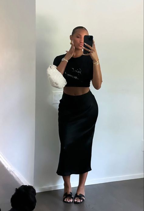 Long Skirt Brunch Outfits, Dinner Outfit Midsize, Graduation Dinner Outfit, Silk Skirt Outfit, 2023 Moodboard, Outfit Midsize, Graduation Dinner, Soft Life, Dinner Outfit