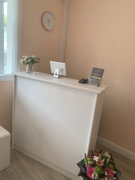 Salon Counter Reception Areas, Beauty Salon Reception Desk, Tiny Salon Reception Desk, Small Spa Reception Area, Massage Reception Area, Small Salon Reception Area, Beauty Clinic Reception, Nail Salon Reception Area, Reception Area Ideas