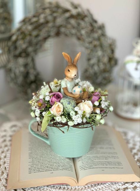 Easter Floral Arrangements Centerpieces, Easter Centerpieces Diy, Vintage Easter Decorations, Easter Floral Arrangement, Easter Flower Arrangements, Easter Arrangement, Teacup Crafts, Easter Craft Decorations, Spring Easter Crafts