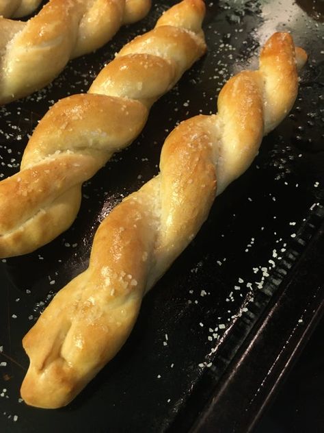 Auntie Annes Pretzels, Auntie Annes, Pretzel Recipe, Soft Pretzel Recipe, Homemade Pretzels, Homemade Soft Pretzels, Bread Sticks, Pretzel Twists, Pretzels Recipe