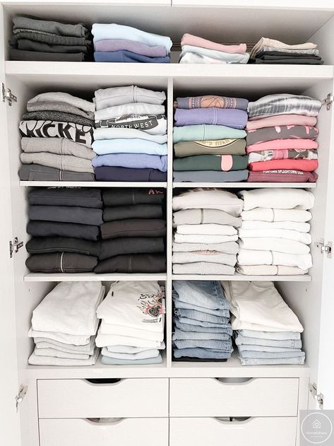 Wadrobe Clothes Organization, Wardrobe Makeover Ideas, Small Wardrobe Organisation, Organisation Aesthetic, Cupboard Clothes, Organise Your Wardrobe, Best Workout Clothes, Folding Wardrobe, Closet Organisation