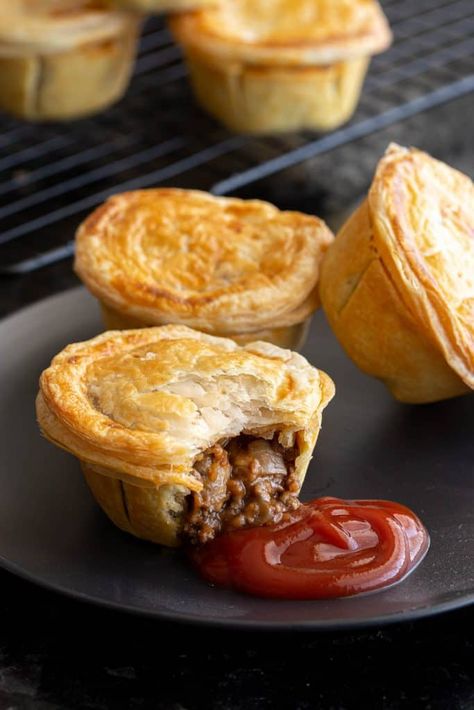 Aussie Pie, Party Pies, Beef Pie Recipe, Australian Meat Pie, Mini Pie Recipes, Meat Pie Recipe, Beef Pies, Aussie Food, Hand Pie Recipes