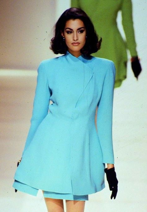 Giorgio Armani Runway Show fw 1991 Armani Runway, 90s High Fashion, Yasmeen Ghauri, 90s Runway Fashion, Runway Fashion Couture, Vintage Runway, Design Moda, 90s Models, 1990s Fashion