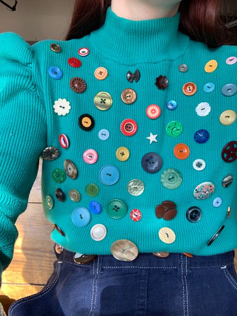 Button Covered Clothes, Button Diy Clothes, Quirky Sewing Projects, Colorful Eclectic Clothes, Funky Sewing Projects, Crochet With Buttons, Quirky Teacher Outfits, Button Embroidery Ideas, Button Up Upcycle