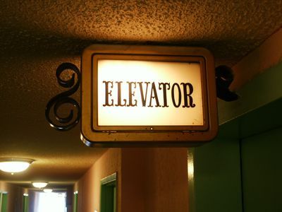 eiry lights down hallway and like the elevator sign Hotel Elevator Aesthetic, Vintage Elevator Aesthetic, Old Elevator Aesthetic, Haunted Elevator, Old Hotel Aesthetic, Elevator Signage, Vintage Elevator, Antique Hotel, Old Hotel