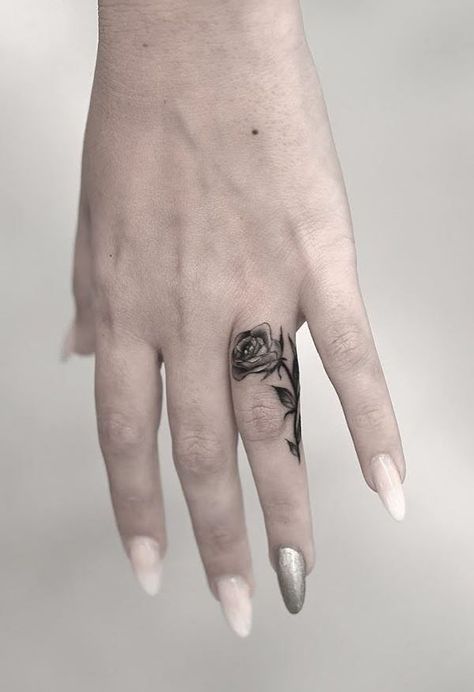 Unique Mini Tattoos, Cover Up Finger Tattoos, Theigh Tattoos, Tiny Rose Tattoo, Finger Rose Tattoo, Tattoo Perna, Ring Tattoo Designs, Husband Tattoo, Side Hand Tattoos