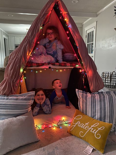 DIY indoor kids fort. Indoor Blanket Fort, Easy To Make Forts, Crazy Forts Ideas, Fort Ideas Indoor Living Rooms, How To Make Forts For Sleepovers, Sofa Fort Ideas, Easy Forts To Make, Easy Forts Indoor, Easy Fort Ideas Indoor