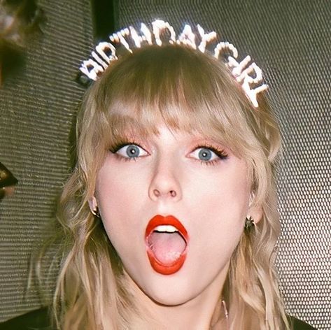 Taylor Swift Fotos, Taylor Swift 22, Cute Birthday Pictures, Taylor Swift Birthday, Girls Crown, All About Taylor Swift, Taylor Swift Red, Taylor Swift Videos, Taylor Swift 1989