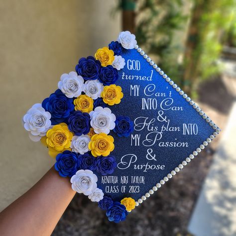 Handmade, made to order 🎓 Details: *White vinyl *Measure 9.25" × 9.25" -If different from your measurement, please include on the personalization section *Hole in the center  *Approximately 24 mini cardstock paper flowers  *Sizes variety of paper flowers *Pearl or rhinestone border is optional *Adhesive strip attachment on cap topper is optional Can be personalized with your quote in white vinyl, cap topper and paper flowers color of your choice! Please message me if you have any questions. 《PRODUCTION TIME》 All items are handmade to order and take 3-5 days to process. 《SHIPPING》 Free delivery with a purchase of $35 or more.  USPS Ground Advantage 2-5 business days. If you need an expedited rush order. Please include this listing below.  Expedited orders are  processed in 1-2 days and inc Scripture Cap Decorations, Christian Nursing Graduation Cap, Christian Cap Decoration, Red Graduation Cap Designs, Scholarly Aesthetic, Graduation Cap Decoration Teacher, Graduation Cap Decoration Nursing, Grad Cap Design, Graduation Hat Designs