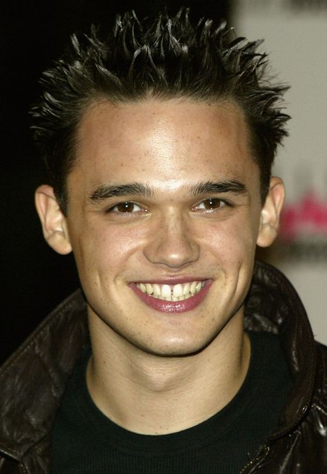 And a year of wet-look spikes standing tall. | 26 Little Reminders That Hair Was Best In 2002 Gareth Gates, Spiked Hair Men, Trendy Mens Haircuts, Quiff Hairstyles, Short Spiky Hairstyles, Mens Hair Colour, Mens Hairstyles Medium, Spiky Hair, Spiked Hair