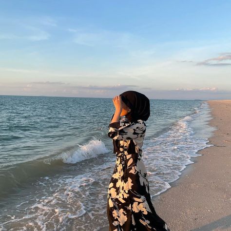 Beach Poses For Hijabis, Beach Dress Hijab, Hijabi Beach Pictures, Hijabi Beach Outfit, Fotografi Fesyen, Beach Holiday Outfits, Ootd Poses, Muslimah Style, Beach Ootd