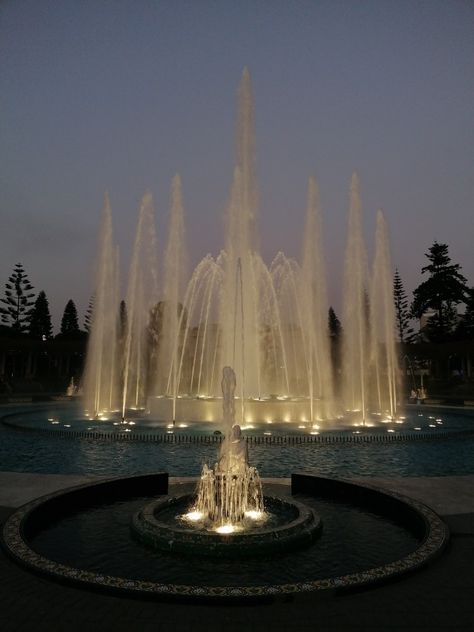 Aesthetic Water Fountain, Garden With A Fountain, Luxury Water Fountain, Old Money Mansion Entrance, Driveway With Fountain, Big Water Fountain, Wedding Water Fountain, Huge Fountain, Royal Fountain