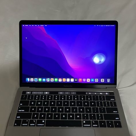 2018 MacBook Pro Macbook Pro Setup, F1 Clothes, Macbook Pro Keyboard, Macbook Pro 2017, Macbook Pro Tips, Makeup Gadgets, Macbook Aesthetic, Macbook Pro Touch Bar, Bday Wish List