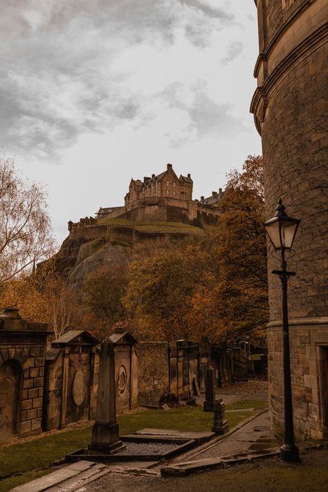 Edinburgh Aesthetic Dark Academia, Scotland In Autumn Aesthetic, Edinburgh Scotland Aesthetic Autumn, Autumn Scotland Aesthetic, Edinburgh Rain Aesthetic, Castle In Scotland, Autumn Travel Aesthetic, Fall Castle Aesthetic, Edinburgh City Aesthetic