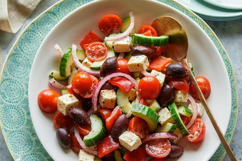 Ina Garten’s Greek Salad Is A Classic Dinner Recipe For A Reason Ina Garten Greek Salad, Chibatta Bread, Salad Vinaigrette, Salad Appetizer Cups, Greek Salad Recipe, Tofu Feta, Homemade Vinaigrette, Greek Vinaigrette, Greek Dressing