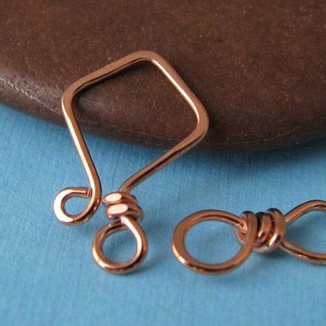 Making a handmade clasp for your jewelry piece is another way to add a unique closure to a handcrafted piece. This collection of great handmade clasps for jewelry making are some examples to the types of styles and looks you can create. Wire Clasp, Handmade Jewelry Findings, Copper Wire Jewelry, Diy Wire Jewelry, Wire Work Jewelry, Jewelry Clasps, Jewelry Techniques, Handmade Wire Jewelry, Work Jewelry