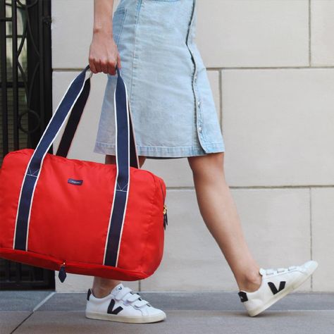 How To Pack The Perfect Gym Bag | Refinery 29 | Bloglovin’ Gym Bags For Women, Gym Bag Essentials, Oufits Casual, Fashion For Petite Women, Womens Fashion Casual Spring, Best Gym, Womens Fashion Edgy, Gym Bags, Reusable Shopping Bags