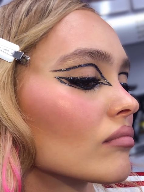 Editorial Graphic Liner, The Idol Makeup, Black Liner Makeup, Graphic Makeup Looks, Lily Rose Depp Icons, Graphic Liner Black, Bedazzled Makeup, Rose Depp Makeup, Lily Rose Depp Makeup