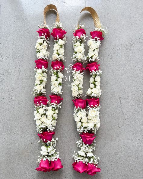 White Floral Garland Wedding, Pink Wedding Garland, White Garland Wedding Indian, Garland Ideas For Wedding, Varmala Indian Weddings Rose, Rose Garlands Wedding Indian Flower, Rose Mala For Wedding, Pink And White Garland, Wedding Mala Rose