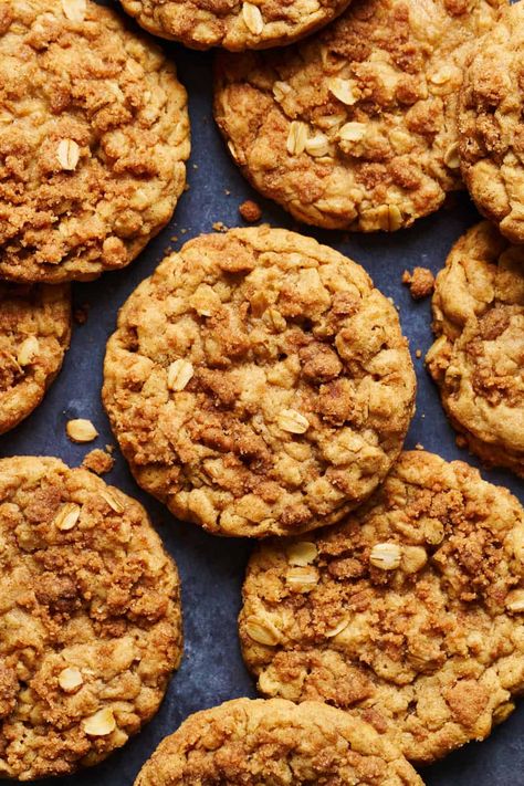 Cinnamon Oatmeal Cookies with Streusel Oatmeal Cinnamon Cookies, Chewy Oatmeal Cookie, Cookie Base Recipe, Crispy Oatmeal Cookies, Cinnamon Oatmeal Cookies, Oatmeal Cinnamon, Monster Cookies Recipe, Cinnamon Roll Cookies, Oatmeal Cookies Chewy