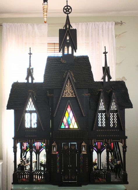 Victorian Gothic Dollhouse, Goth Houses Exterior, Creepy Dollhouse Aesthetic, Spooky Doll House, Gothic Doll House, Beetle Juice House, Dollhouse Flip, Goth Dollhouse, Black Dollhouse