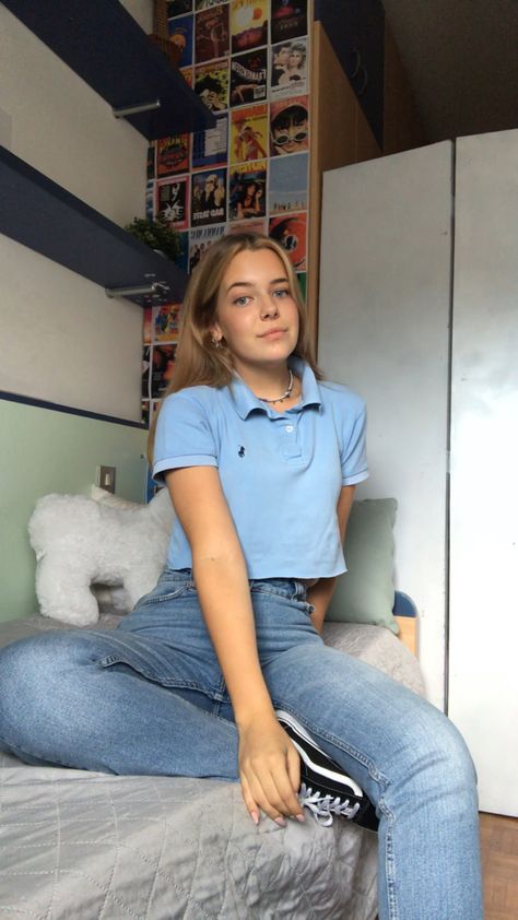 Crop Polo Shirt Outfit, Blue Polo Outfit Woman, Vintage Polo Outfit Women, Tommy Hilfiger Women Outfit, Cropped Polo Shirt Outfit, Crop Polo Outfit, Blue Polo Shirt Outfit Women, Lacoste Polo Shirt Women Outfit, Polo Crop Top Outfit