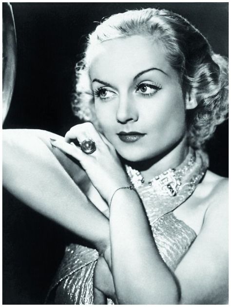 Carole Lombard wearing the megawatt star sapphire ring given to her by her then husband William Powell in 1931. Carol Lombard, William Powell, Carole Lombard, Vivien Leigh, Classic Movie Stars, Classic Actresses, Actrices Hollywood, Hollywood Glam, Old Hollywood Glamour